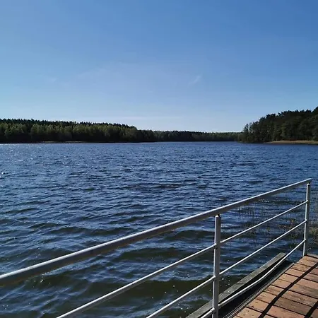 Letniskowy Nad Jeziorem Dom wakacyjny *