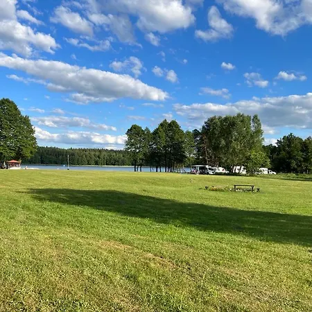 Letniskowy Nad Jeziorem Semesterbostad